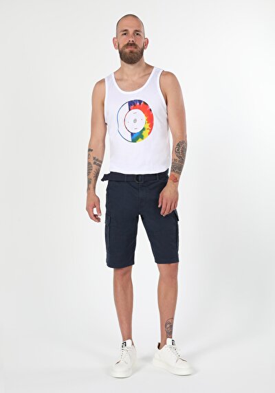 صورة من أزرق بحري للرجال شورت