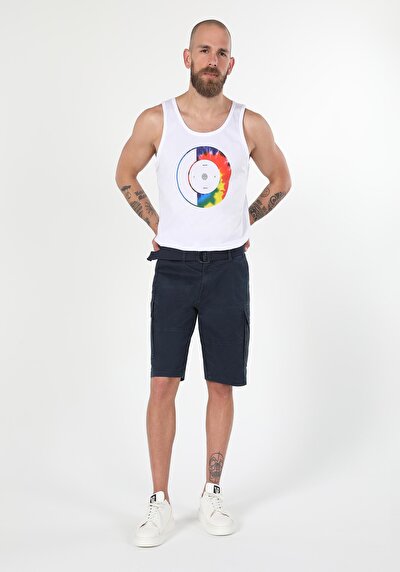 صورة من أزرق بحري للرجال شورت