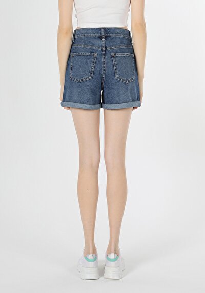 صورة من أزرق للنساء شورت