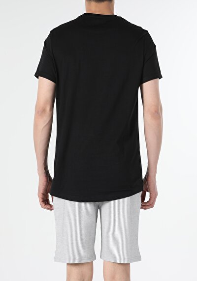 صورة من أسود للرجال تي شيرت بأكمام قصيرة