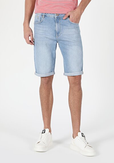 صورة من أزرق فاتح للرجال شورت