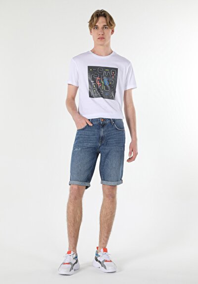 صورة من أزرق داكن للرجال شورت