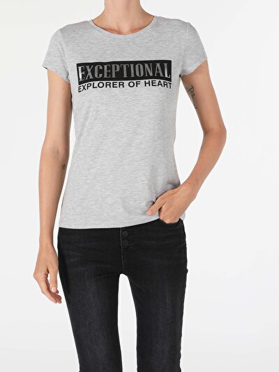 صورة من رمادي للنساء تي شيرت بأكمام قصيرة