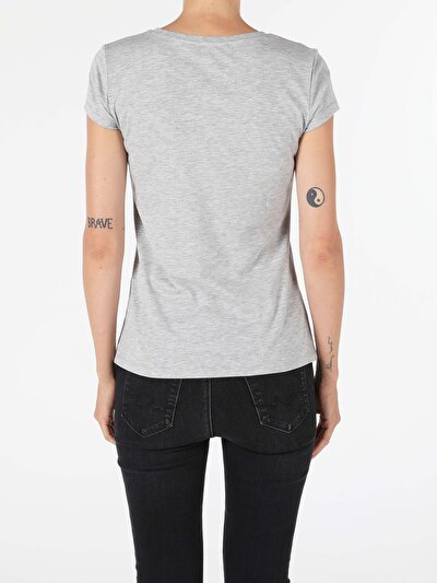 صورة من رمادي للنساء تي شيرت بأكمام قصيرة