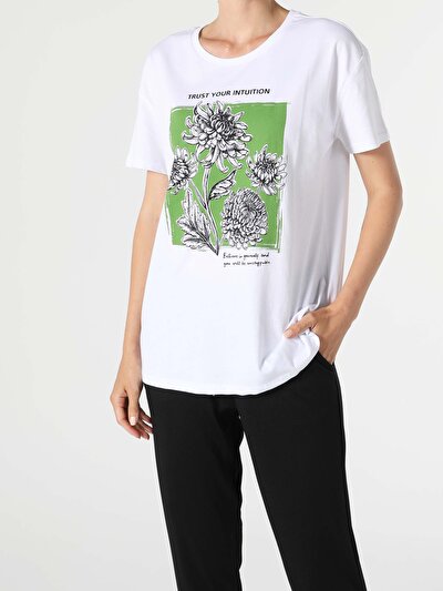 صورة من أبيض للنساء تي شيرت بأكمام قصيرة