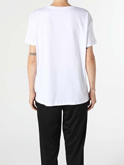 صورة من أبيض للنساء تي شيرت بأكمام قصيرة