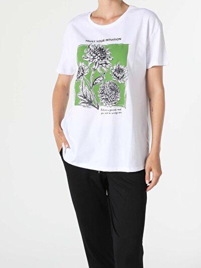 صورة من أبيض للنساء تي شيرت بأكمام قصيرة