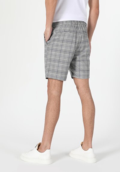 صورة من شورت رجالي أزرق منقوش متوسط الخصر العادي