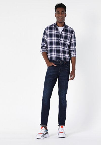 صورة من أزرق بحري للرجال قميص  كم طويل