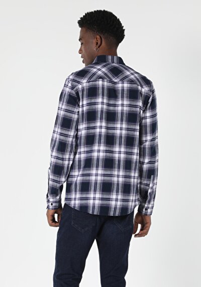 صورة من أزرق بحري للرجال قميص كم طويل