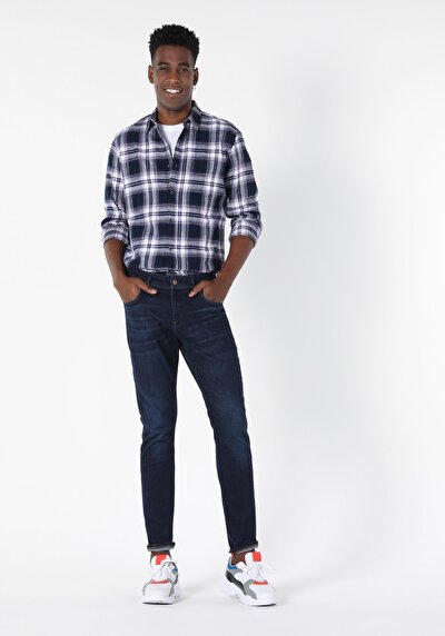 صورة من أزرق بحري للرجال قميص كم طويل