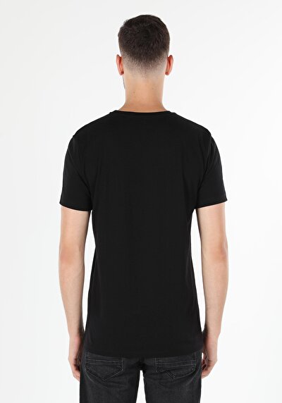 صورة من أسود للرجال تي شيرت بأكمام قصيرة