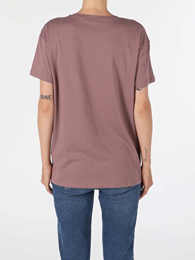 صورة من وردي للنساء تي شيرت بأكمام قصيرة