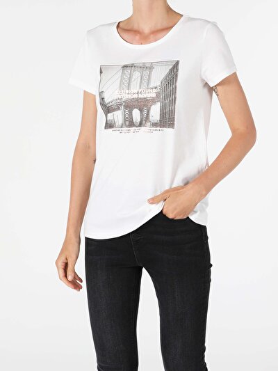 صورة من أبيض للنساء تي شيرت بأكمام قصيرة