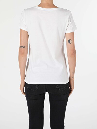 صورة من أبيض للنساء تي شيرت بأكمام قصيرة