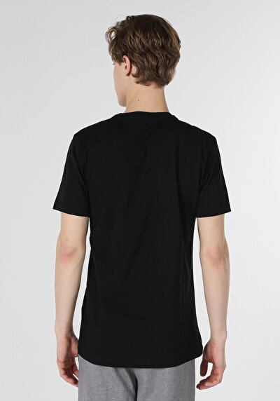 صورة من أسود للرجال تي شيرت بأكمام قصيرة