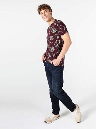 صورة من أرجواني للرجال تي شيرت بأكمام قصيرة