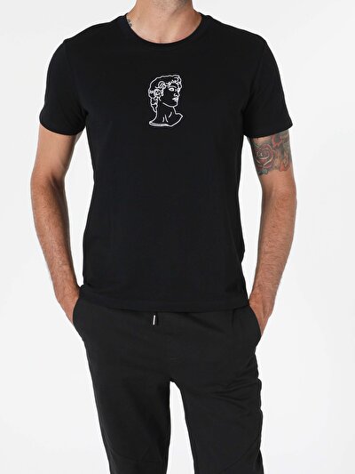 صورة من أسود للرجال تي شيرت بأكمام قصيرة