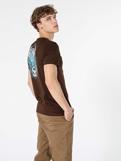 صورة من بني للرجال تي شيرت بأكمام قصيرة