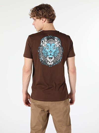 صورة من بني للرجال تي شيرت بأكمام قصيرة