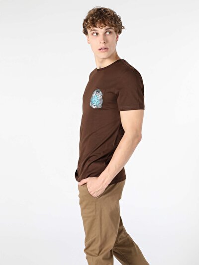 صورة من بني للرجال تي شيرت بأكمام قصيرة