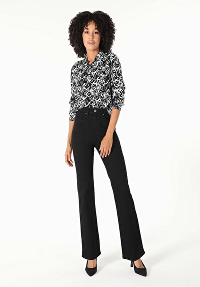 صورة من أسود للنساء قميص  كم طويل