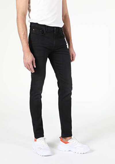 صورة من أسود للرجال بناطيل