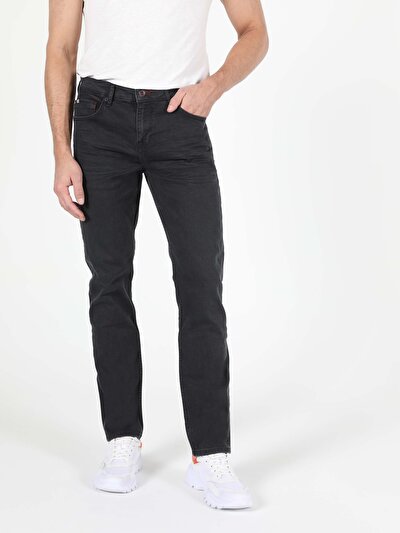 صورة من أزرق بحري للرجال بناطيل