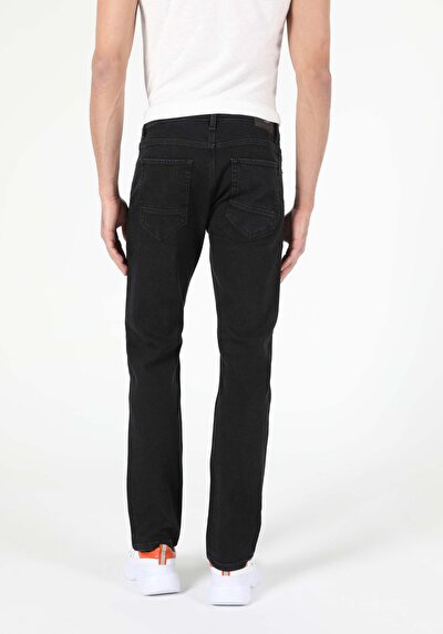 صورة من دينيم للرجال بناطيل