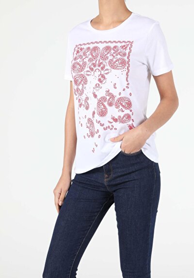 صورة من أبيض للنساء تي شيرت بأكمام قصيرة