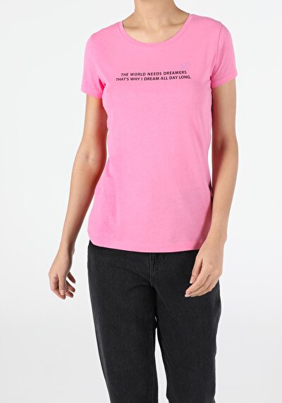 صورة من وردي للنساء تي شيرت بأكمام قصيرة