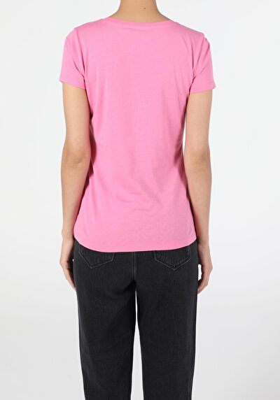 صورة من وردي للنساء تي شيرت بأكمام قصيرة