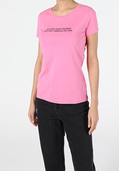 صورة من وردي للنساء تي شيرت بأكمام قصيرة