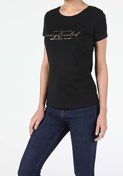 صورة من أسود للنساء تي شيرت بأكمام قصيرة