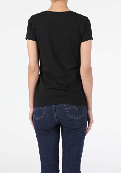 صورة من أسود للنساء تي شيرت بأكمام قصيرة