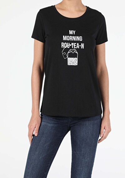 صورة من أسود للنساء تي شيرت بأكمام قصيرة