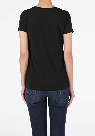 صورة من أسود للنساء تي شيرت بأكمام قصيرة