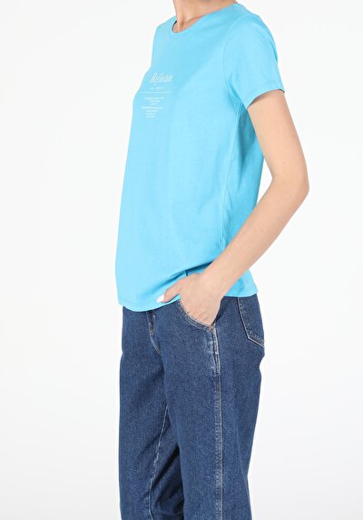 صورة من أزرق للنساء تي شيرت بأكمام قصيرة