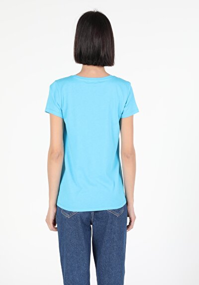 صورة من أزرق للنساء تي شيرت بأكمام قصيرة