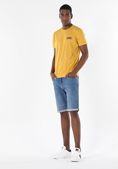 صورة من أصفر للرجال تي شيرت بأكمام قصيرة