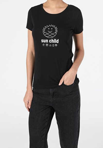 صورة من أسود للنساء تي شيرت بأكمام قصيرة