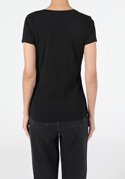 صورة من أسود للنساء تي شيرت بأكمام قصيرة