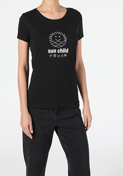 صورة من أسود للنساء تي شيرت بأكمام قصيرة