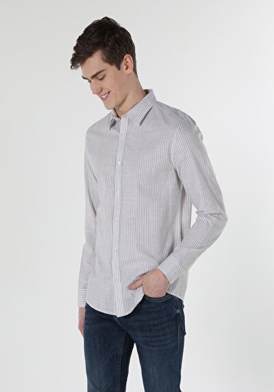 صورة من بيج للرجال قميص  كم طويل