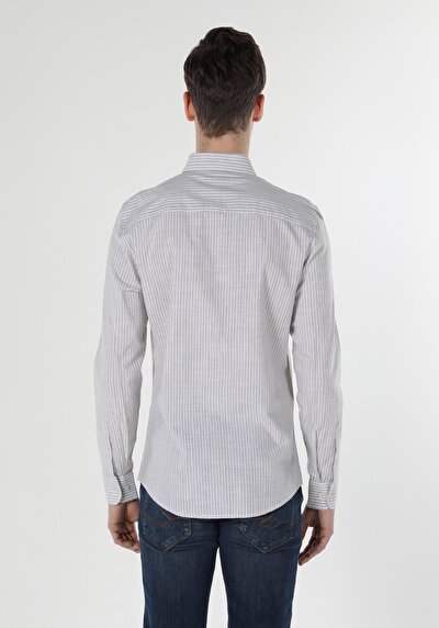 صورة من بيج للرجال قميص كم طويل