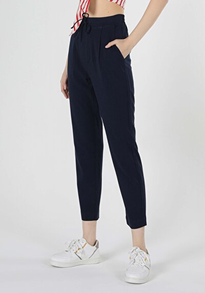 صورة من أزرق بحري للنساء بناطيل