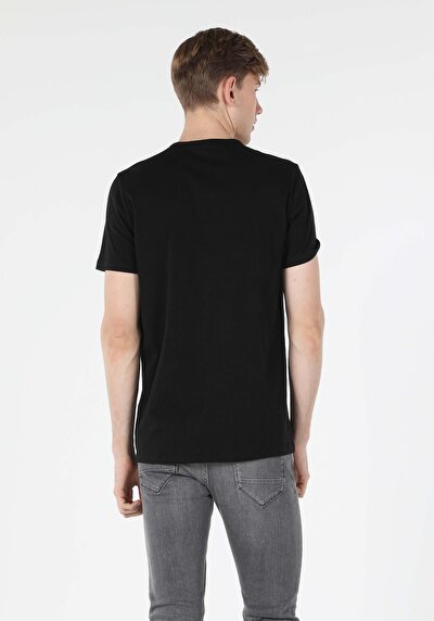 صورة من أسود للرجال تي شيرت بأكمام قصيرة