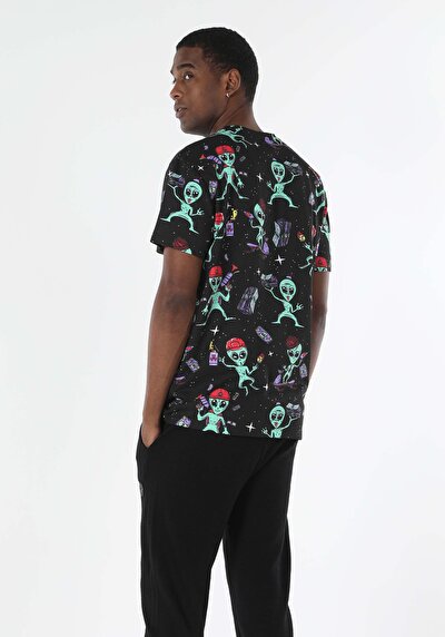 صورة من أسود للرجال تي شيرت بأكمام قصيرة