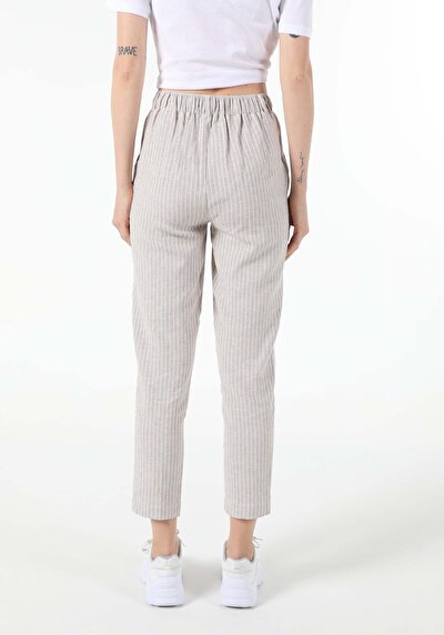 صورة من بيج فاتح للنساء بناطيل