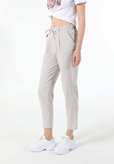 صورة من بيج فاتح للنساء بناطيل